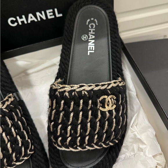 New CHANEL Braided Knit Black Mules. Size 42 with gold CC adornments. 22C - Picture 5 of 6